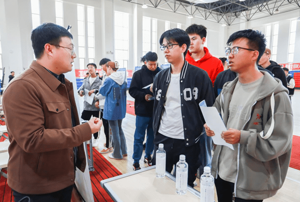 百家企业到哈尔滨华德学院纳贤