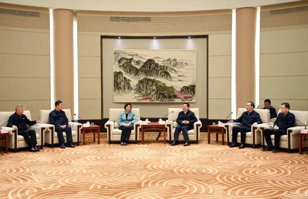 ​多位全国政协副主席<strong></p>
<p>哈尔滨金融</strong>，到地方考察调研