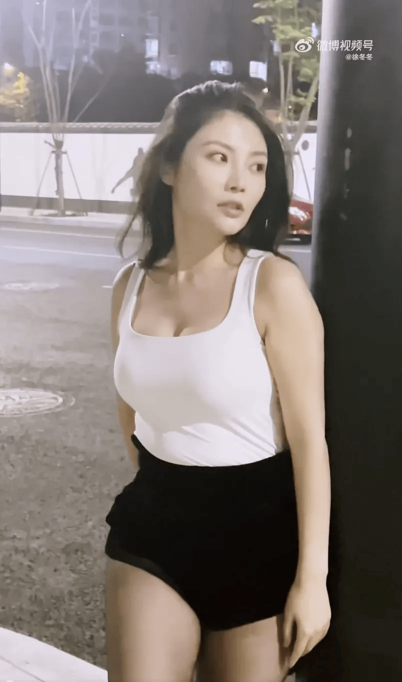 “椰树女神”徐冬冬大方晒照<strong></p>
<p>希望金融</strong>，并配文：我的蝴蝶袖，很丰腴！
