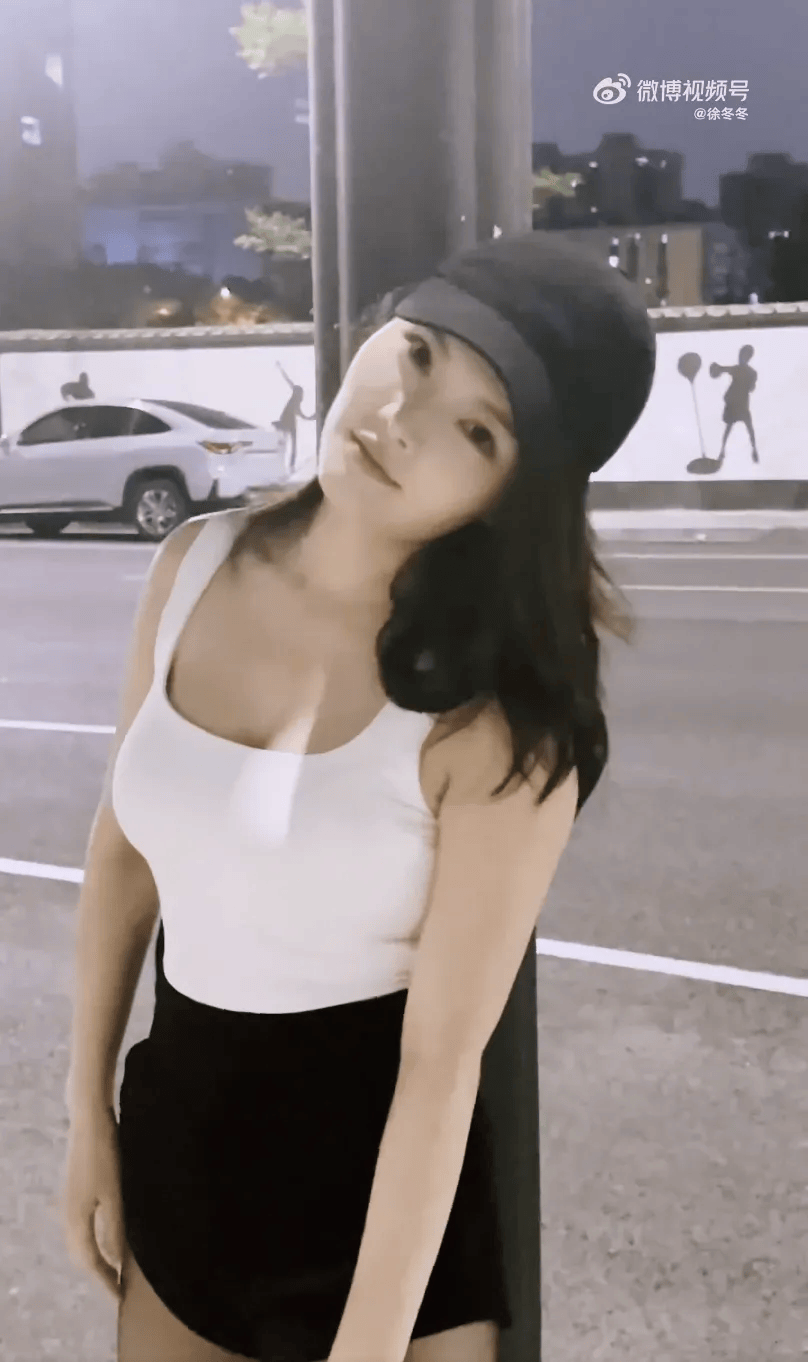 “椰树女神”徐冬冬大方晒照<strong></p>
<p>希望金融</strong>，并配文：我的蝴蝶袖，很丰腴！