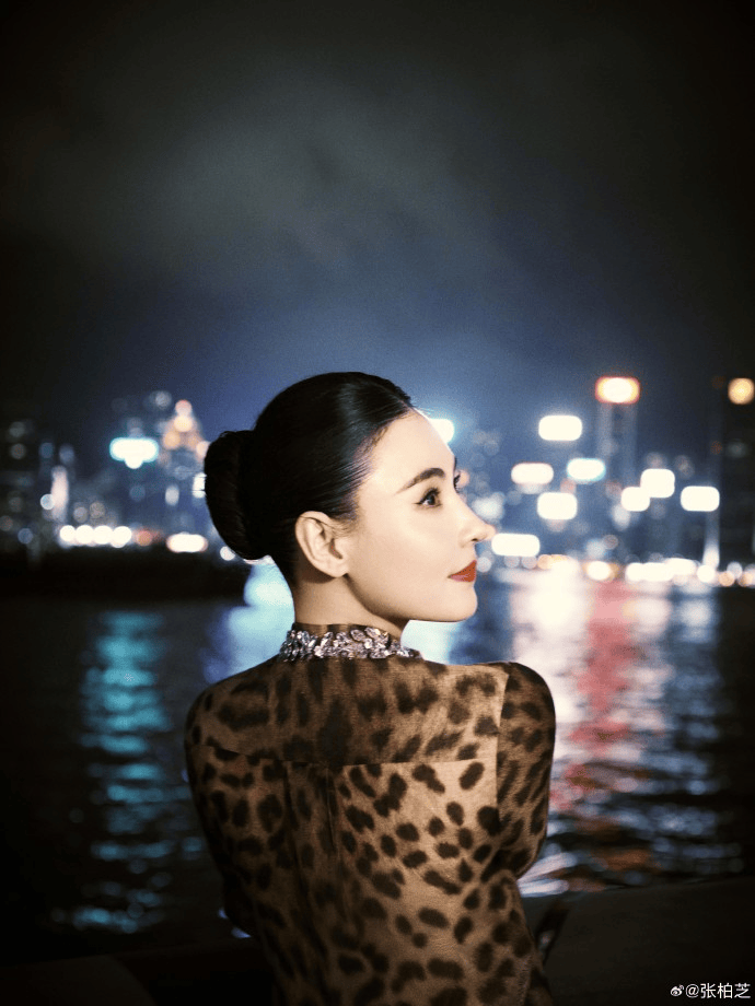 张柏芝身穿豹纹装<strong></p>
<p>腾讯</strong>，时隔26年再现我养你名场面！烈焰红唇太抢镜