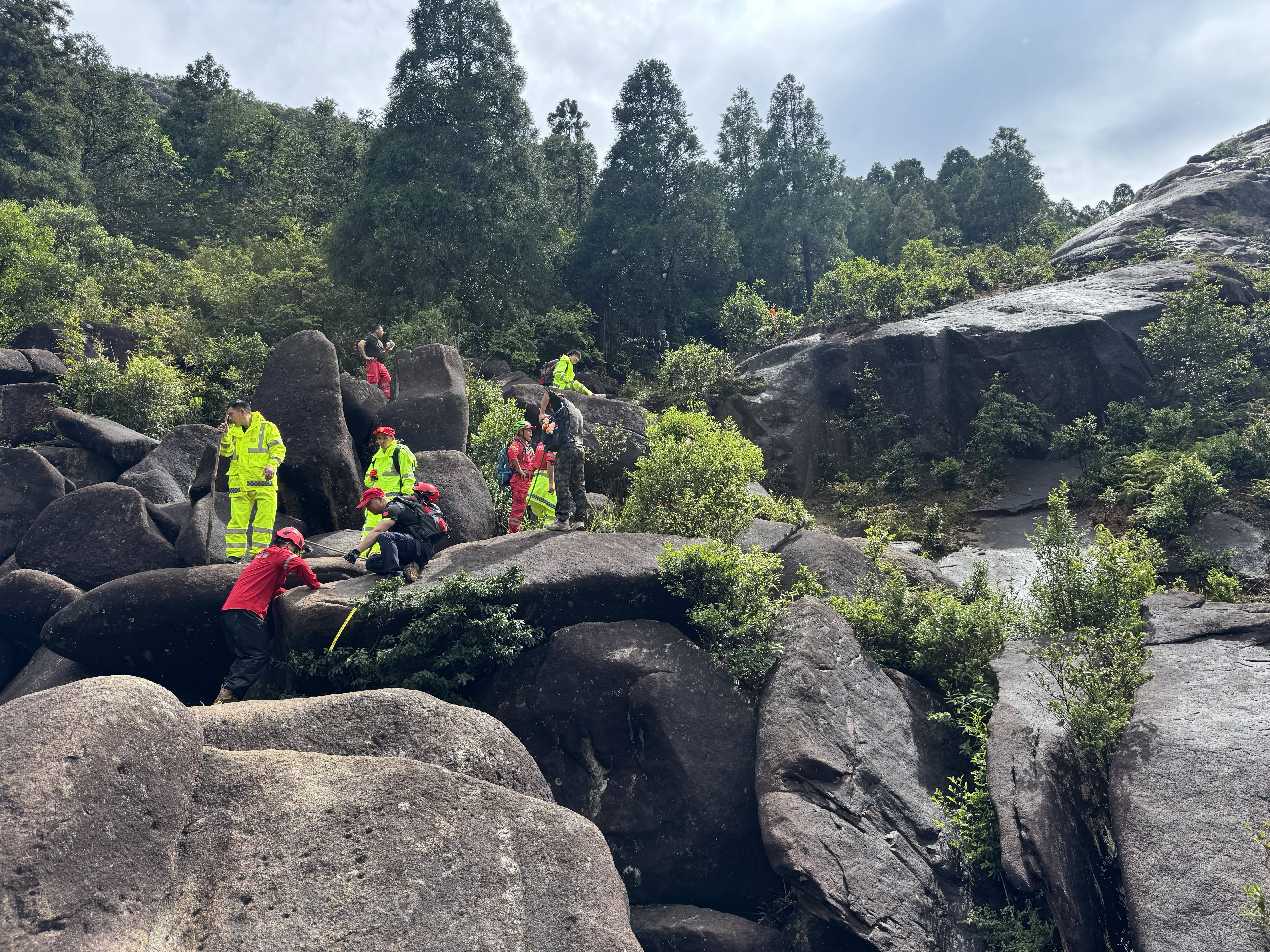 浙江温州独自爬山失联男子遗体被发现<strong></p>
<p>金融网</strong>，正转运下山