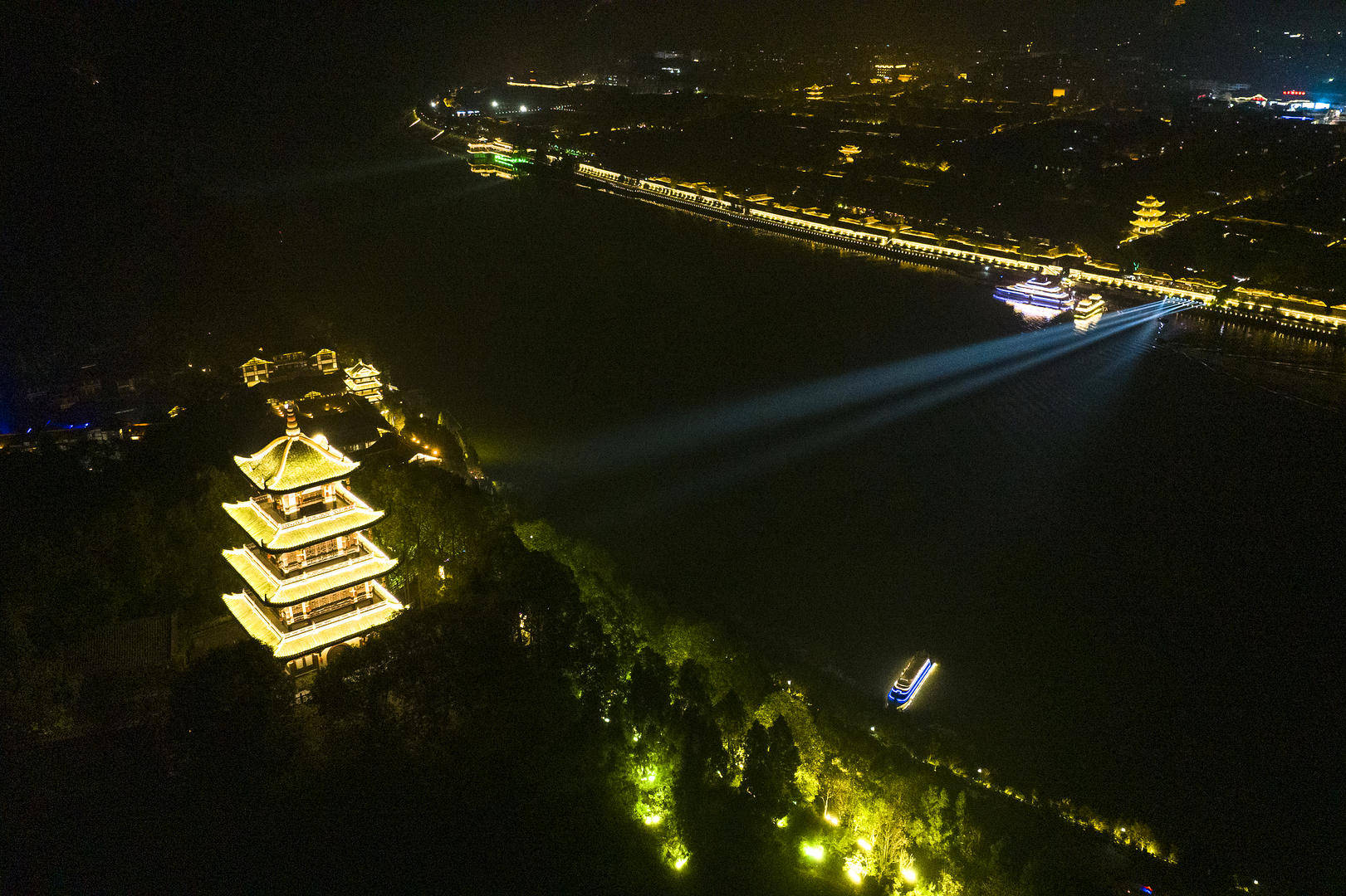 游客投诉在阆中一景区被索要597元上香费 官方：已致歉退款<strong></p>
<p>英皇金融</strong>，景区停业整顿