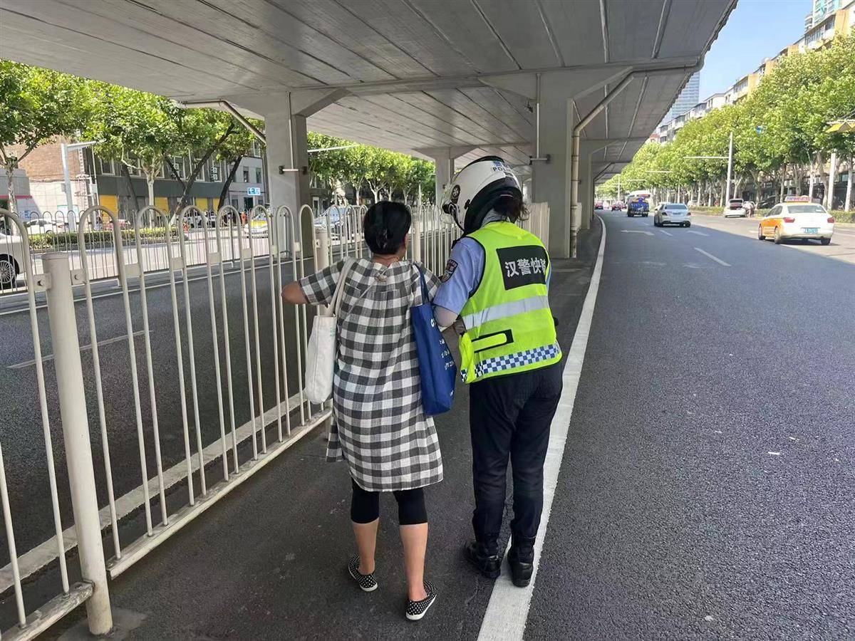 “姑娘<strong></p>
<p>金融论坛</strong>，又是你，真有缘呀！”婆婆第三次在车流中遇到她