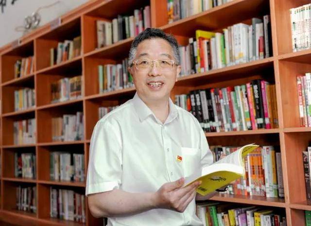 “颐云楼主人”<strong></p>
<p>金融论坛</strong>，主动向省纪委投案