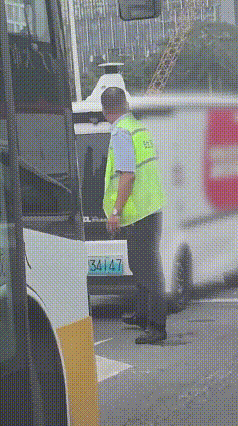 深圳一无人快递车疑走错路<strong></p>
<p>金融论坛</strong>，与公交车“针锋相对”！最新回应