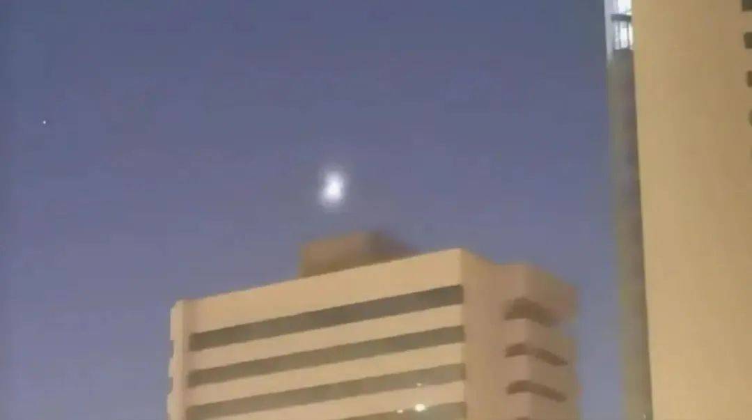 新疆夜空不明飞行物是什么<strong></p>
<p>金融网站</strong>？揭秘来了