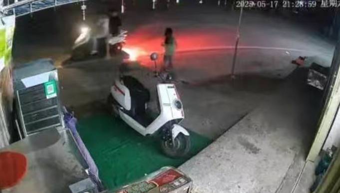 海南警方通报“两名飞车党追幼儿园小女孩”：系女孩亲属同学<strong></p>
<p>金融网站</strong>，已调解
