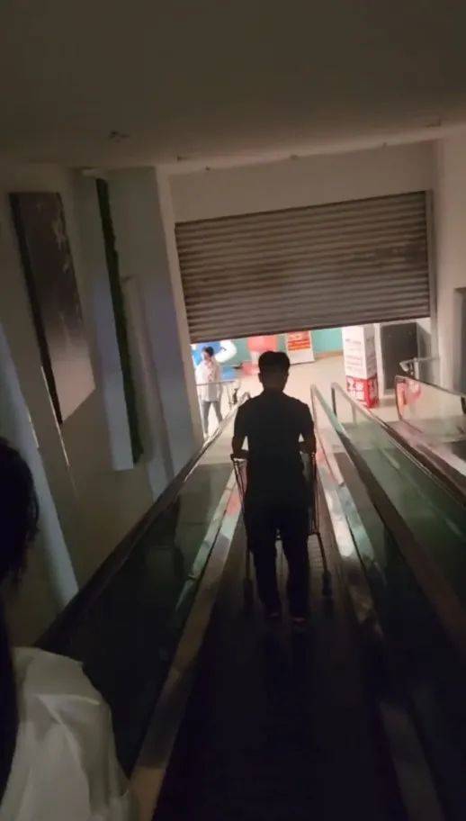 江苏苏州一大润发店员着急下班<strong></p>
<p>恒大金融</strong>，强制关闭载客中电梯！经理致歉：已警告处罚