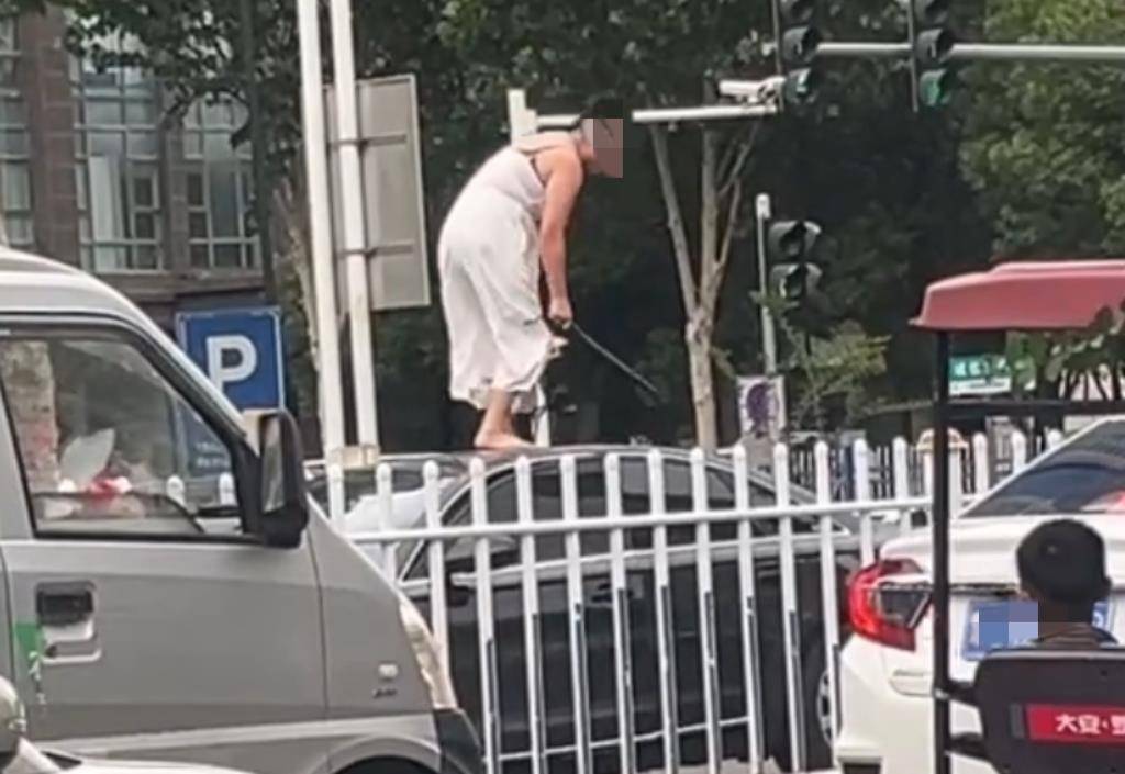 女子持械当街打砸多辆轿车<strong></p>
<p>国际金融理财师</strong>，被顶在挡风玻璃上前行，当地：女子当场被控制，警方介入调查