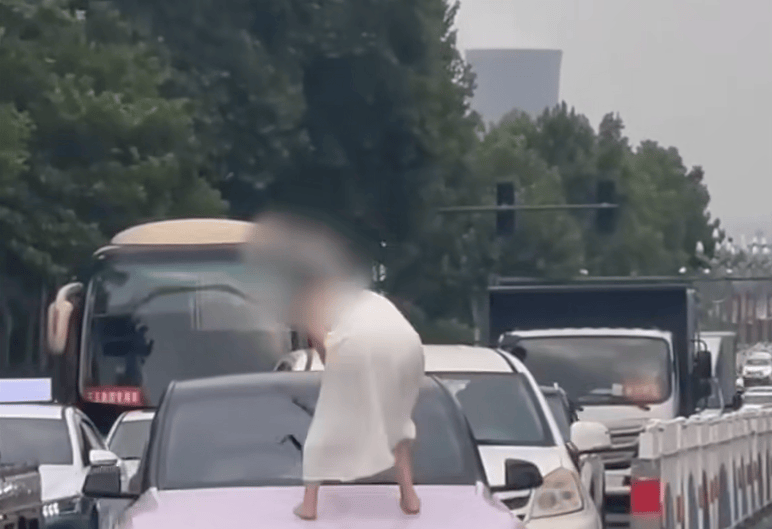 河南一女子路上持械打砸多辆车<strong></p>
<p>国际金融理财师</strong>，最新回应：已被警方控制