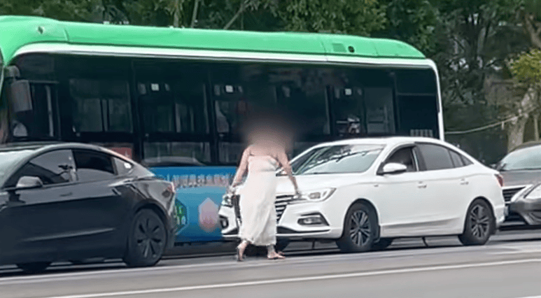 河南一女子路上持械打砸多辆车<strong></p>
<p>国际金融理财师</strong>，最新回应：已被警方控制