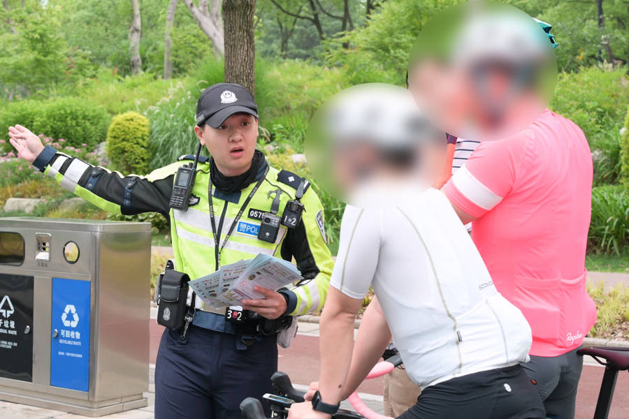 对“暴骑团”出手<strong></p>
<p>国际金融理财师</strong>！浦东交警严查违法骑行：公路不是竞技场