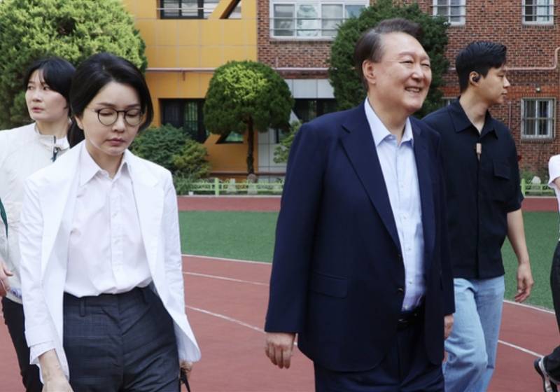 尹锡悦夫妇现身韩国大选投票现场<strong></p>
<p>国际金融理财师</strong>！对丑闻相关提问保持沉默