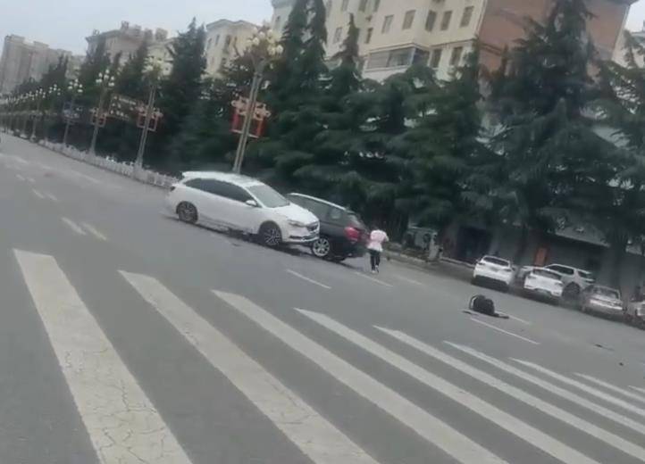 宝鸡一社区女书记当街开车追撵女子撞上电瓶车：两名女子被警方控制<strong></p>
<p>重生之金融巨擘</strong>，两名伤者在医院治疗