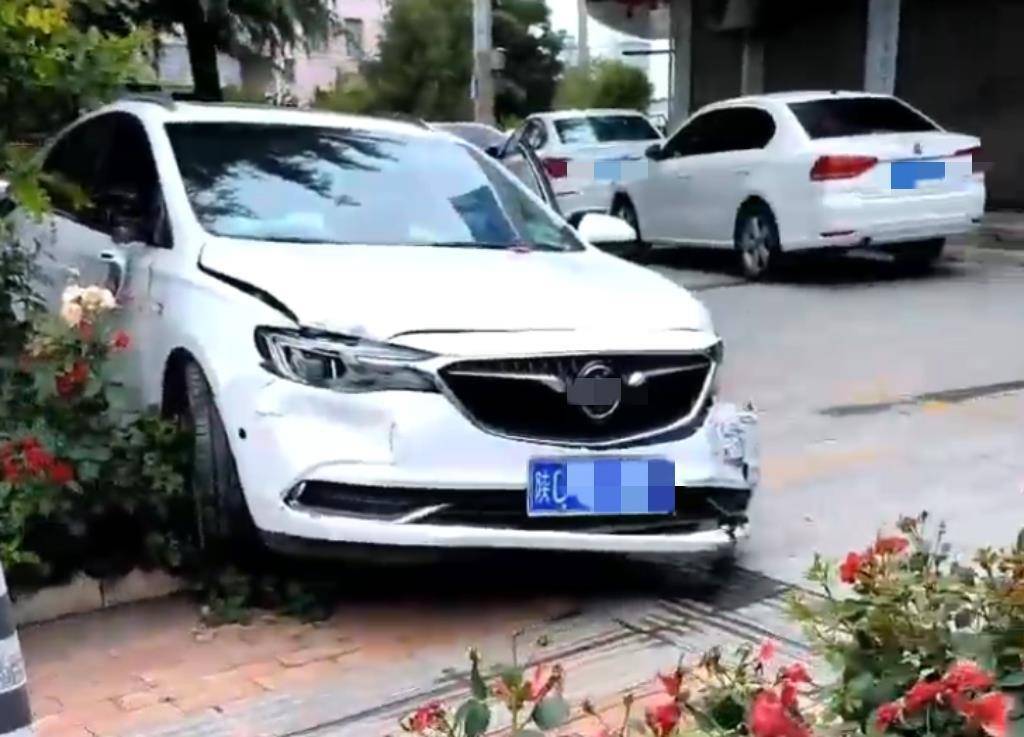 宝鸡一社区女书记当街开车追撵女子撞上电瓶车：两名女子被警方控制<strong></p>
<p>重生之金融巨擘</strong>，两名伤者在医院治疗