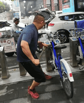女游客疑被蛇咬伤身亡后<strong></p>
<p>万达金融</strong>，博主“啊宝”讲毒蛇1天涨粉190万