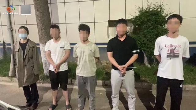 破门而入<strong></p>
<p>万达金融</strong>！武汉警方一举抓获32名“白富美”