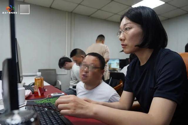 破门而入<strong></p>
<p>万达金融</strong>！武汉警方一举抓获32名“白富美”