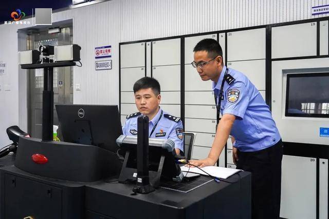 破门而入<strong></p>
<p>万达金融</strong>！武汉警方一举抓获32名“白富美”