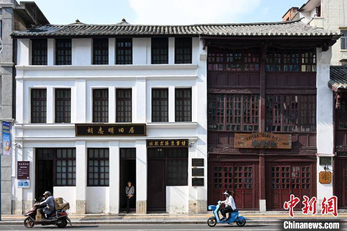 越方向昆明胡志明旧居赠送“越南——金色史册”展品