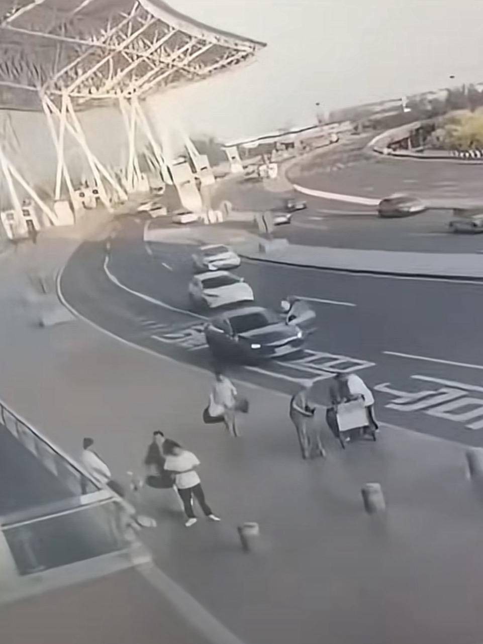 天津滨海机场一司机开门下车被相邻车道来车撞倒<strong></p>
<p>网易金融</strong>，车门脱落 交警正调查，律师分析