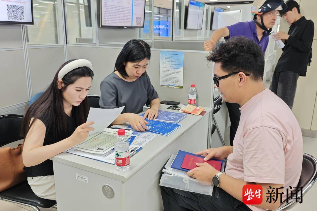 25岁小伙带一沓证书应聘！南京高校毕业生招聘会火爆<strong></p>
<p>赣州金融网</strong>，HR：这样的简历很加分