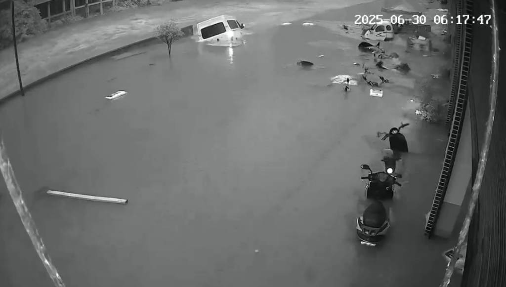 云南彝良县遭遇强降雨：有车辆被冲入河道<strong></p>
<p>通用金融</strong>，暂未接到伤亡报告