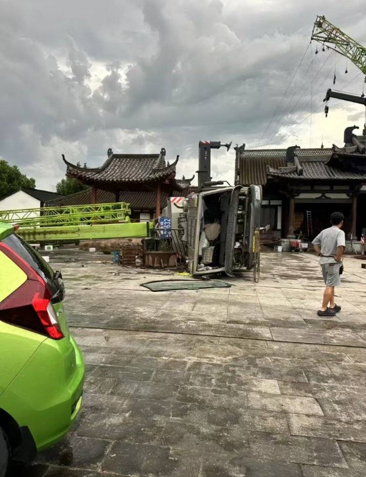 横店影视城一吊车因大风翻覆<strong></p>
<p>通用金融</strong>，当地回应：在剧组拍摄时发生事故