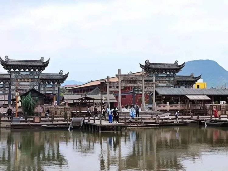 横店影视城一吊车因大风翻覆<strong></p>
<p>通用金融</strong>，当地回应：在剧组拍摄时发生事故