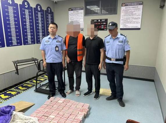 动车乘客拖“巨型行李箱”<strong></p>
<p>金融保险</strong>，准备运400万现金！钱的主人是“失信人员”