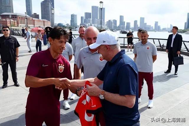 澳大利亚总理抵沪再次漫步外滩<strong></p>
<p>金融保险</strong>，旁边还有上海球迷“老熟人”，你偶遇了吗？