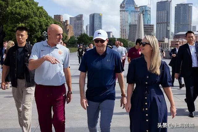 澳大利亚总理抵沪再次漫步外滩<strong></p>
<p>金融保险</strong>，旁边还有上海球迷“老熟人”，你偶遇了吗？