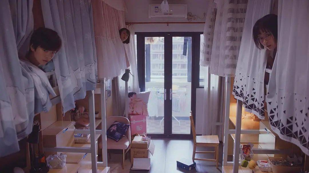“在走廊偶遇都会尴尬”<strong></p>
<p>国际金融危机</strong>，00后大学舍友咋成了最熟悉的陌生人
