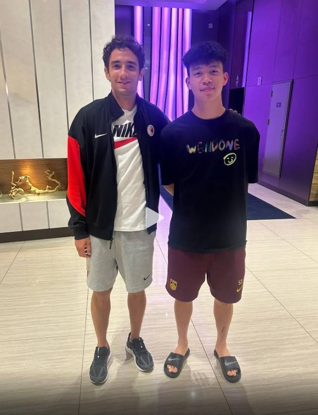 挥手打到王钰栋！宾纪文：赛后第一时间向他道歉<strong></p>
<p>产业链金融</strong>，开心能和他对位