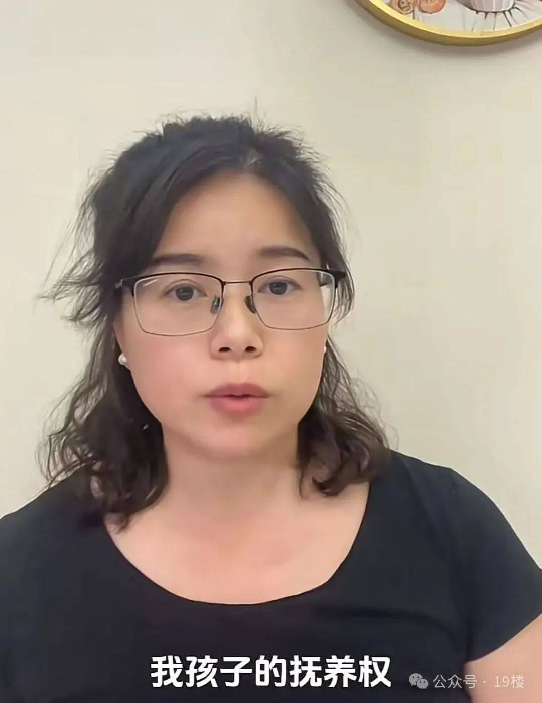 9岁男孩跟亲爸后妈出远门<strong></p>
<p>产业链金融</strong>，却被安排蜷缩在后备厢，亲妈气到发抖！更恶劣的是……
