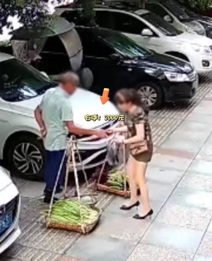 女子照顾卖菜大爷生意遭背刺：5元的菜误付2000元现金<strong></p>
<p>中国金融危机</strong>，大爷光速塞进后腰，谎称没看见，民警上门找回