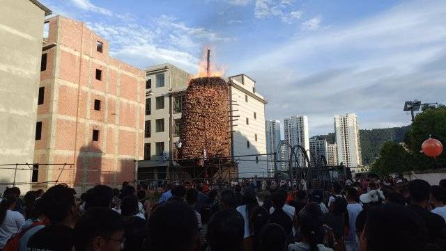 重达15吨<strong></p>
<p>笑脸金融</strong>！玉溪通海燃起巨型火把