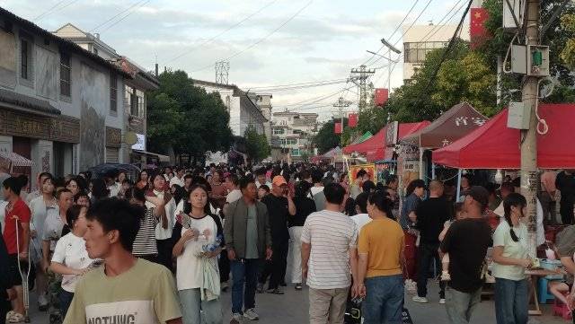 重达15吨<strong></p>
<p>笑脸金融</strong>！玉溪通海燃起巨型火把