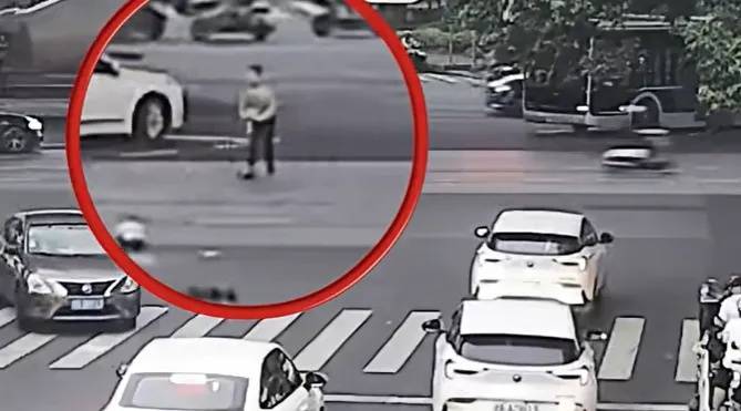 上海一8岁男童单独上路<strong></p>
<p>云闪付</strong>，闯红灯被车撞飞：“家长让我自己出来锻炼一下”