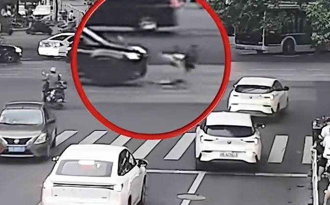 上海一8岁男童单独上路<strong></p>
<p>云闪付</strong>，闯红灯被车撞飞：“家长让我自己出来锻炼一下”