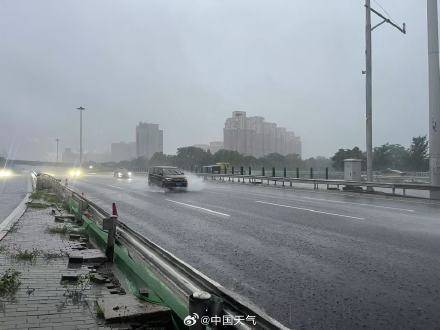 北京七区已现暴雨或大暴雨 早高峰城区及北部地区仍有明显降雨 注意出行安全<strong></p>
<p>招商</strong>！