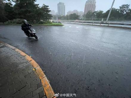 北京七区已现暴雨或大暴雨 早高峰城区及北部地区仍有明显降雨 注意出行安全<strong></p>
<p>招商</strong>！