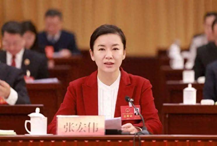 因工作变动调离山东<strong></p>
<p>学校</strong>，张宏伟、袭艳春辞去省委委员职务