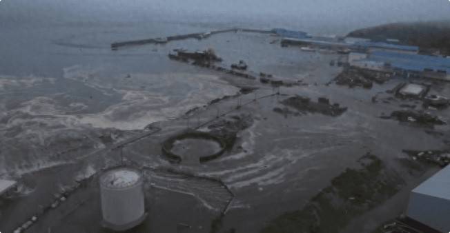海军基地遇上大地震<strong></p>
<p>学校</strong>，港内全是新核潜艇，损坏一艘都能让俄军心疼