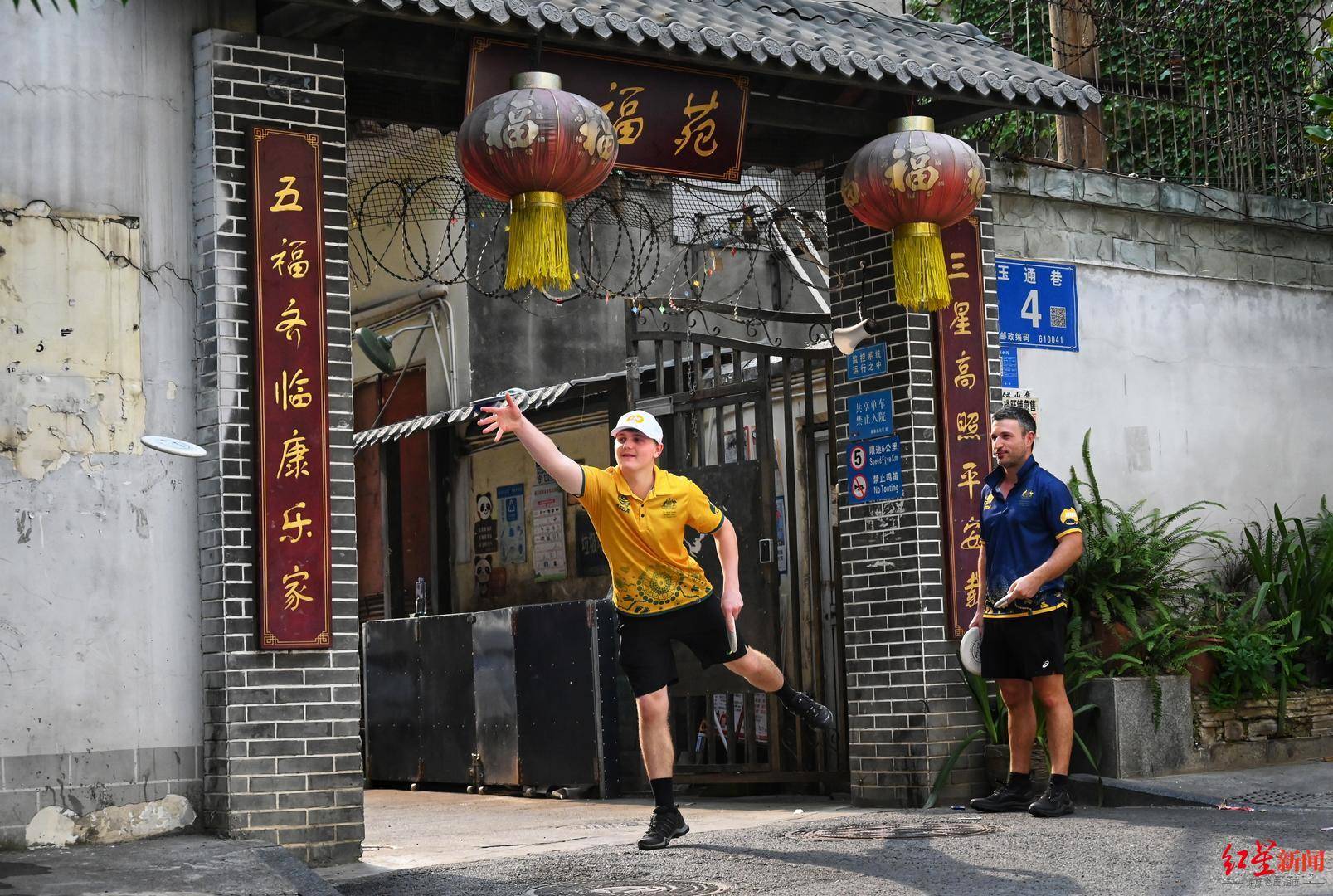 在成都的公园里<strong></p>
<p>门锁</strong>，为世运会热身！澳大利亚掷准飞盘队特殊的赛前“体验”