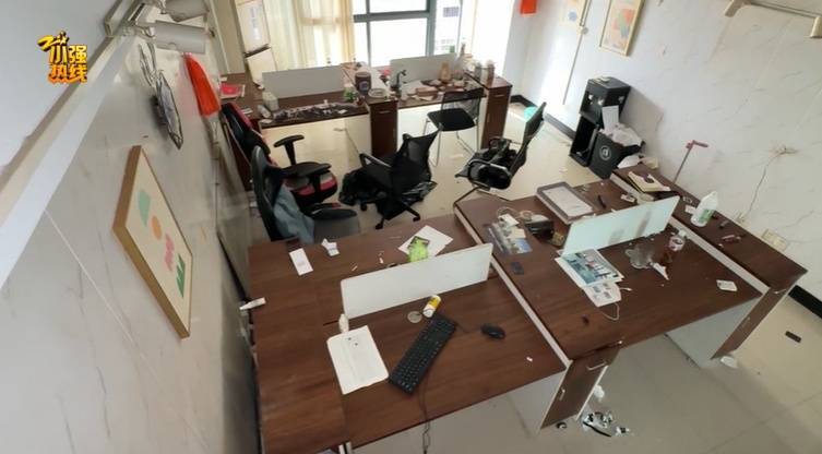 气炸了！杭州房东被拉黑<strong></p>
<p>门锁</strong>，收房时惊呆：地上密密麻麻全都是…