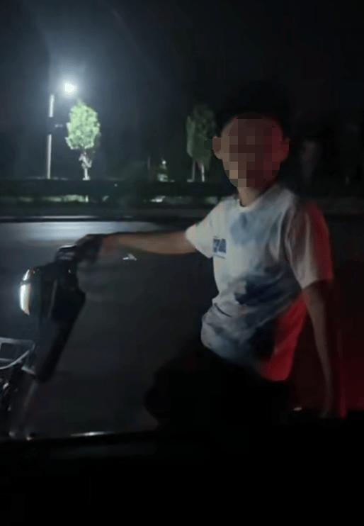 河南一男子晚上开车回家<strong></p>
<p>门锁</strong>，骑夜路小男孩说“想蹭个灯”，一路温柔尾随护送