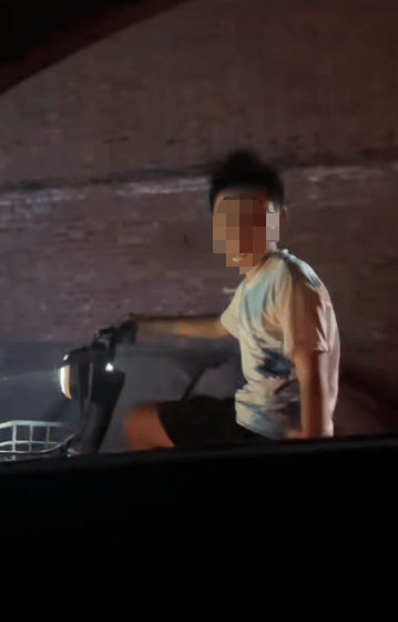 河南一男子晚上开车回家<strong></p>
<p>门锁</strong>，骑夜路小男孩说“想蹭个灯”，一路温柔尾随护送