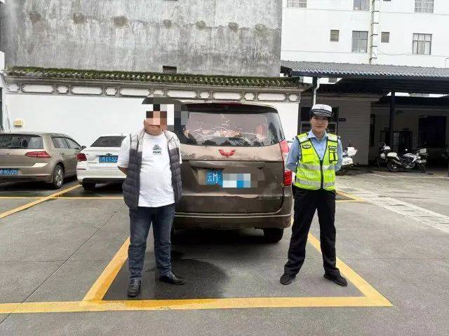 男子驾驶“鸡枞战车”满街跑<strong></p>
<p>门锁</strong>，交警紧急叫停！